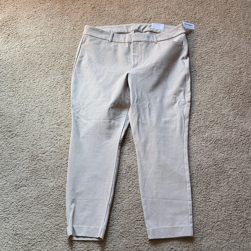 Old Navy Women’s Pixie High rise pants. Ankle length.